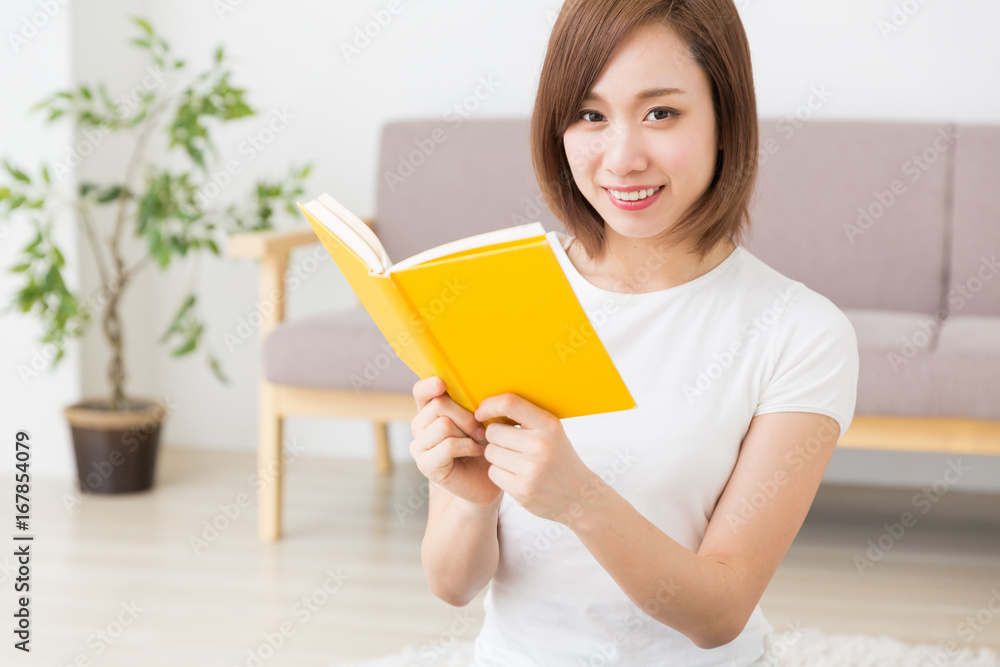 本を読む女性