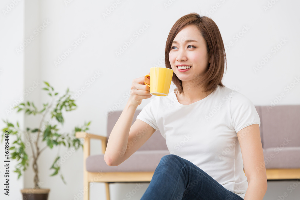 飲み物を飲む女性