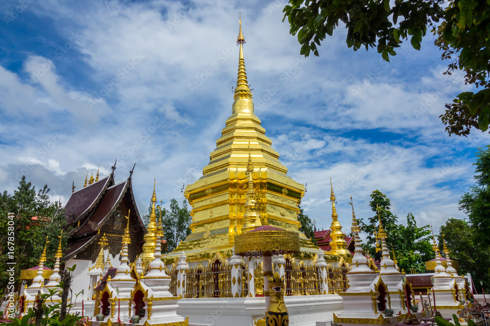 Naklejka premium Thai Buddhist temple with blue sky in Thailand