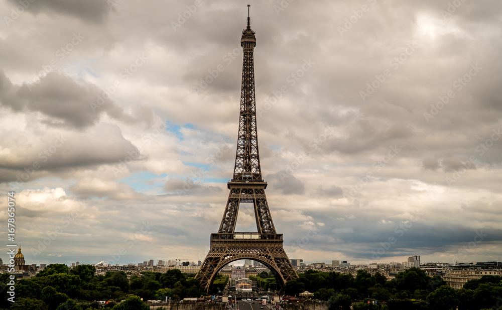 Fototapeta premium Eiffel Tower on a Cloudy Day