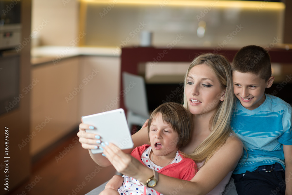 Obraz premium Young Family Using A Tablet To Make Future Plans