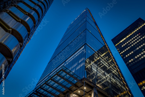 Obraz na płótnie Skyscrapers in the City of London at night w salonie