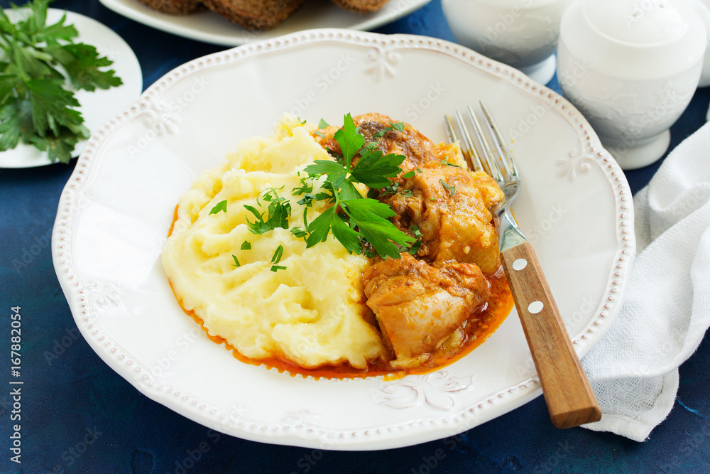 Chicken ragout with paprika and mashed potatoes.