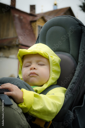 Obraz na płótnie Travelling with a child. One year old child travelling in touristic baby carrier. w salonie
