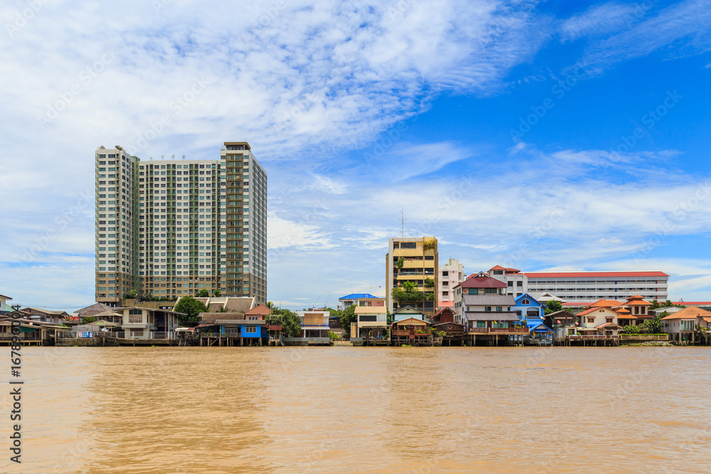 Obraz premium Picture of the houses along the Chao Phraya River.