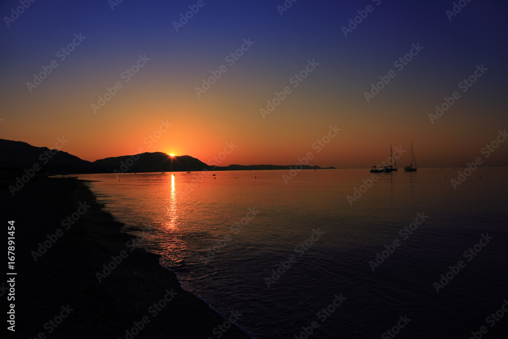 Wschód słońca mad morzem Śródziemnym, wyspa Rodos w Grecji.