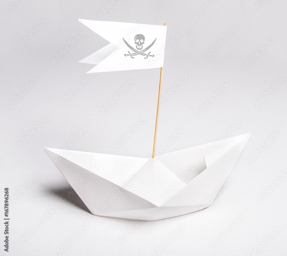 origami barchetta di carta - 6 Barchetta di carta con bandiera dei pirati фотография Stock | Adobe Stock