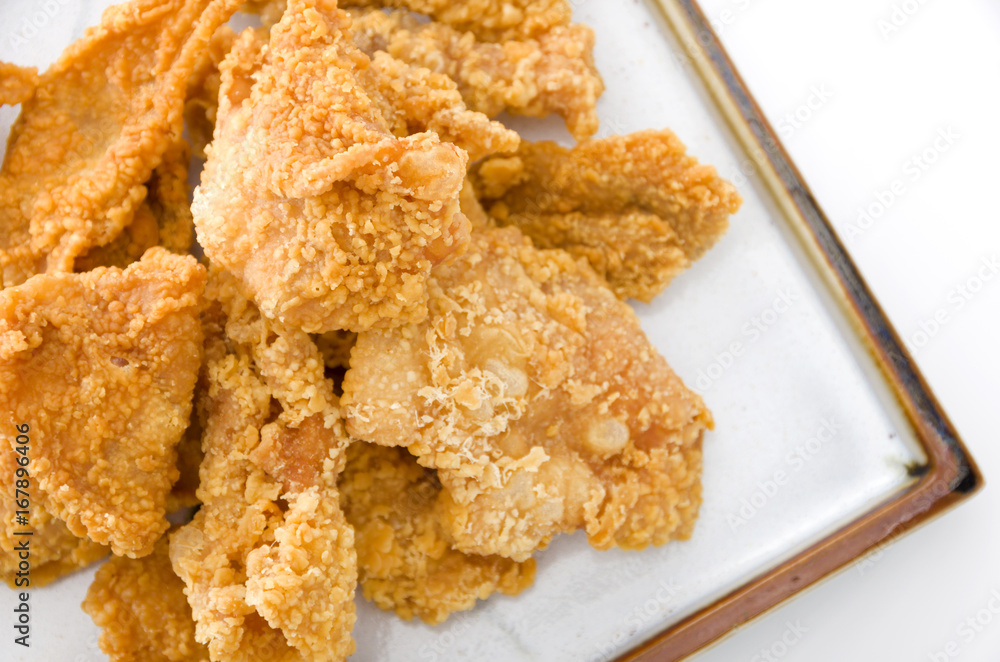 鶏皮のカリカリ揚げ