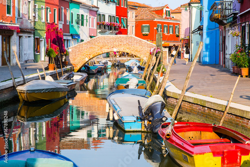 Fototapeta Naklejka Na Ścianę i Meble -  The famous colorful island of Burano in the lagoon of Venice