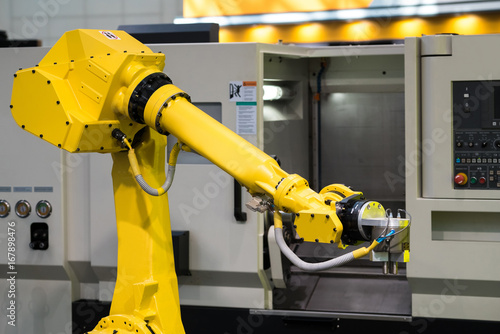 Fully automated CNC machining with handling robot