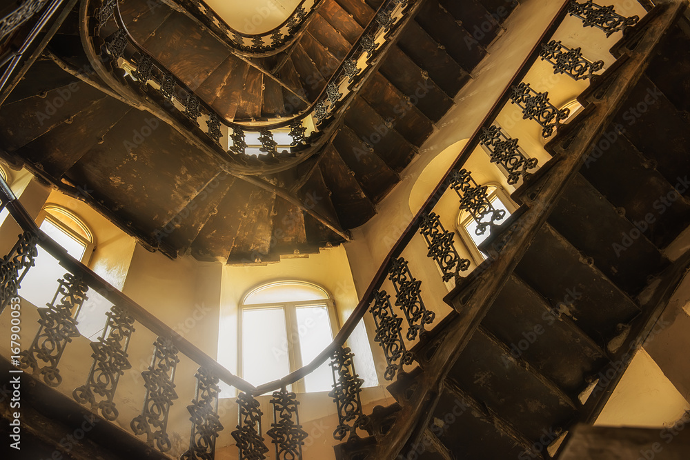 Obraz premium An ancient spiral staircase in an ancient building. Odessa. Forged lace vintage railings. 