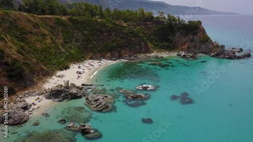 Paradiso del sub, spiaggia con promontorio a picco sul mare. Zambrone, Calabria, Italia. Immersioni relax e vacanze estive. Coste italiane, spiagge e rocce. Vista aerea photo