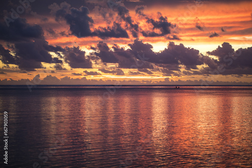 paysage de coucher de soleil sur une plage    tahiti  polyn  sie