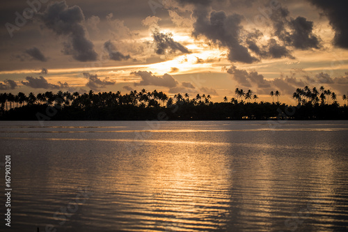paysage de coucher de soleil sur une plage à tahiti, polynésie