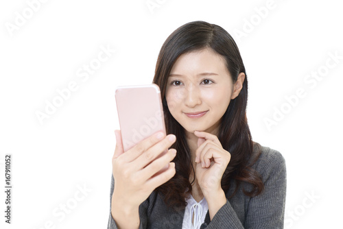 スマートフォンを持つ女性