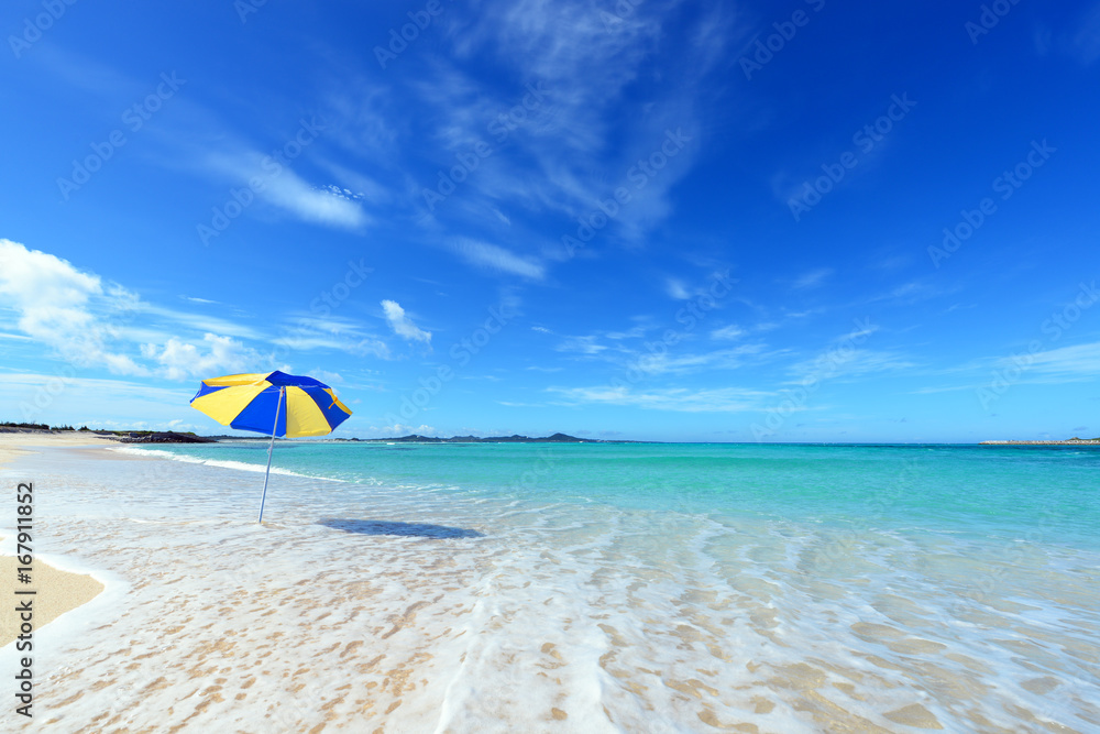 沖縄の美しい海とビーチパラソル