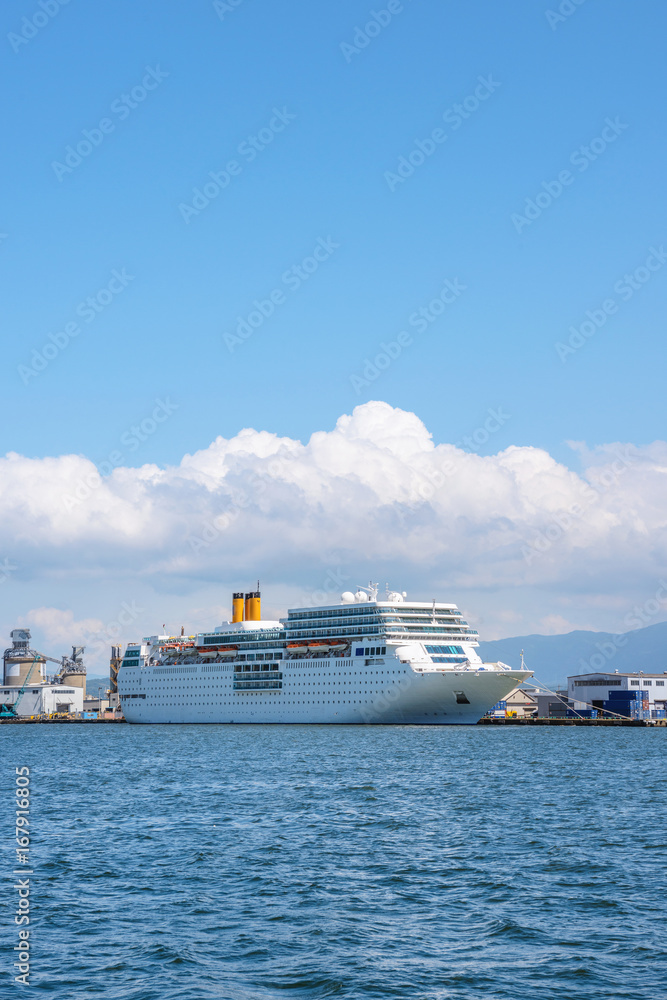 港に停泊する大型客船 StockFoto Adobe Stock