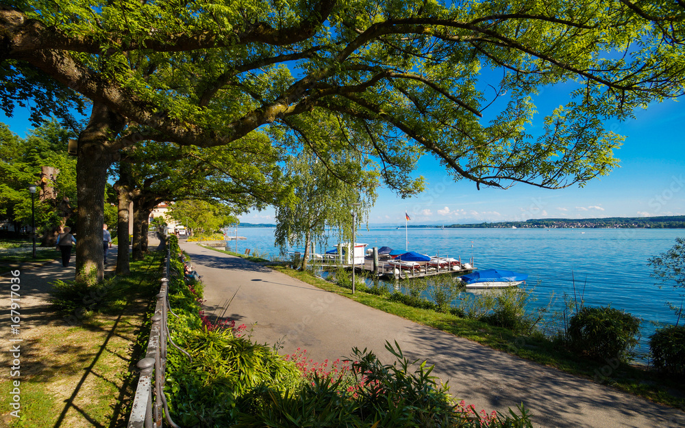 Naklejka premium Ferien zur Sommerzeit am schönen Bodensee blauer Himmel und Sonnenschein