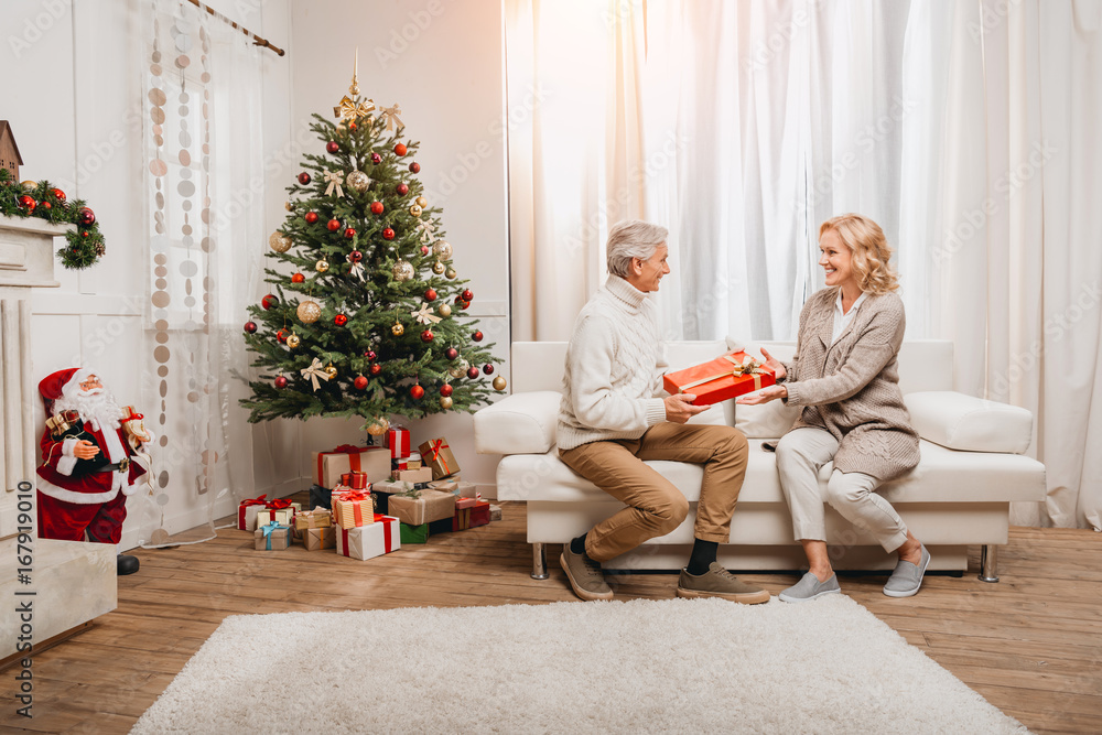 Obraz premium man presenting gift to beautiful woman