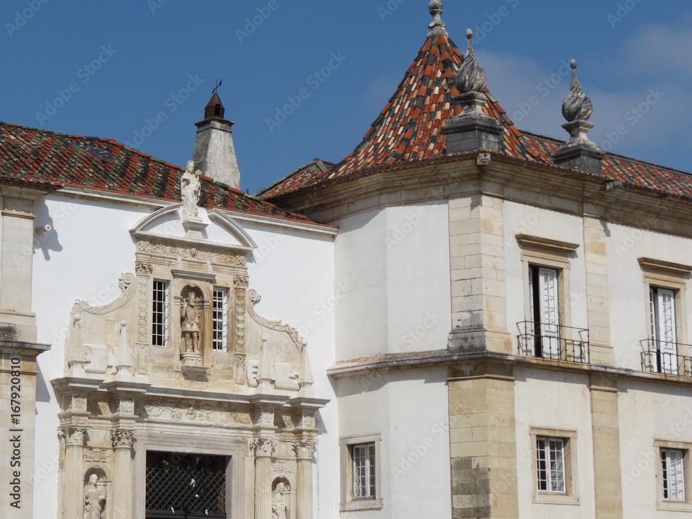 Portugal -  Coimbra - Université - Batiment d'entrée avec sa porte sculptée, 