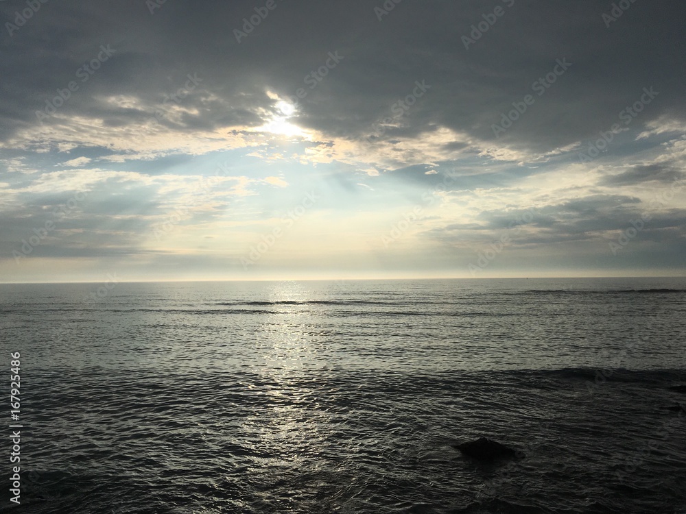 Obraz premium cloudy sunrise over the ocean in Ogunquit, Maine