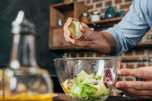 Εκτύπωση καμβά man squeezing lime into salad