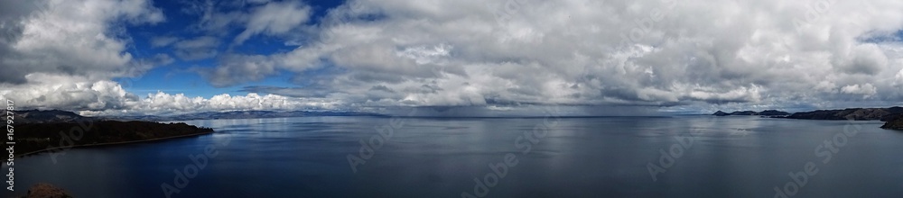 Panorama sur le lac Titicaca