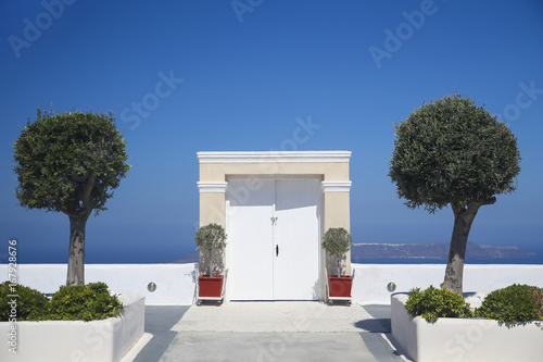 Fototapeta Naklejka Na Ścianę i Meble -  Doorway framed by trees
