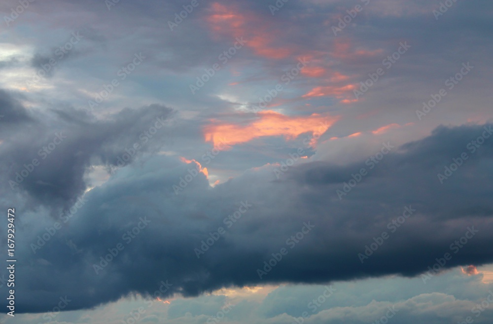 Abendhimmel mit Wolken und Regenkante
