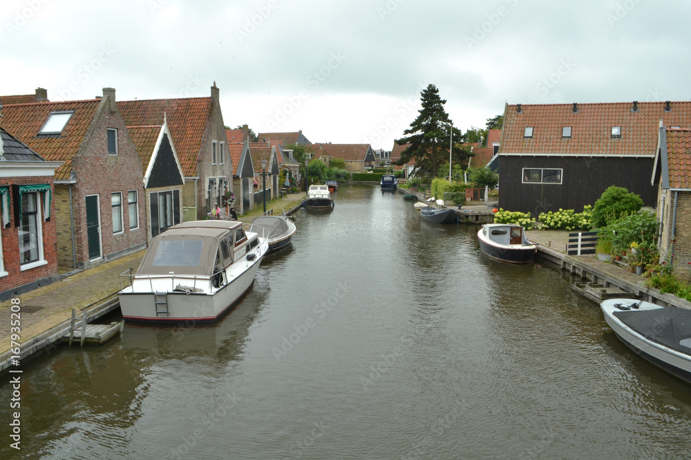 bootjes in een gracht in Hindeloopen