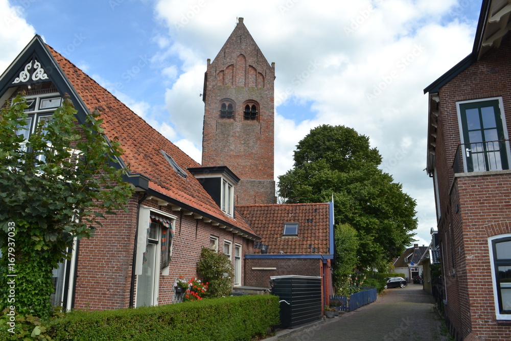 straatje in Grou in Friesland met kerktoren