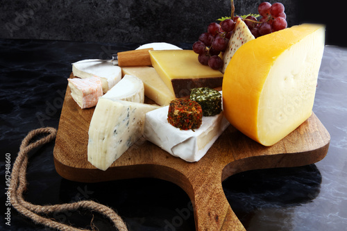 Canvas Print Cheese platter with different cheese and grapes