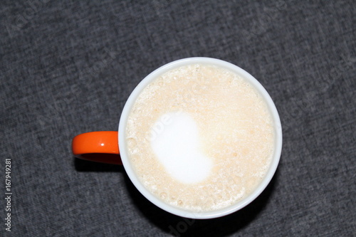 Kaffee in oranger Tasse