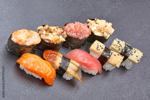 Foto sushi on the black background