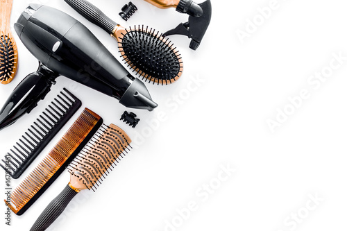 Tableau sur toile Combs and hairdresser tools in beauty salon on white background top view copyspa