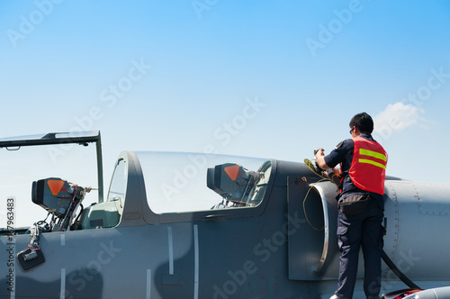 Fotografija Air force staff refills fuel to F-16 from oil at royal air force