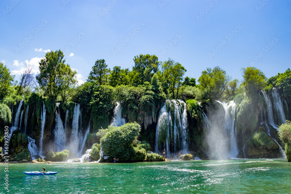 Fototapeta premium Łódź na wodospadzie Kravica w Bośni i Hercegowinie