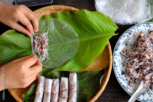 Fotografie Woman making cha gio at home