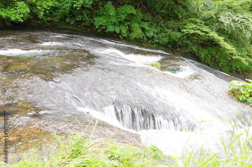 釜淵の滝、渓流の流れ