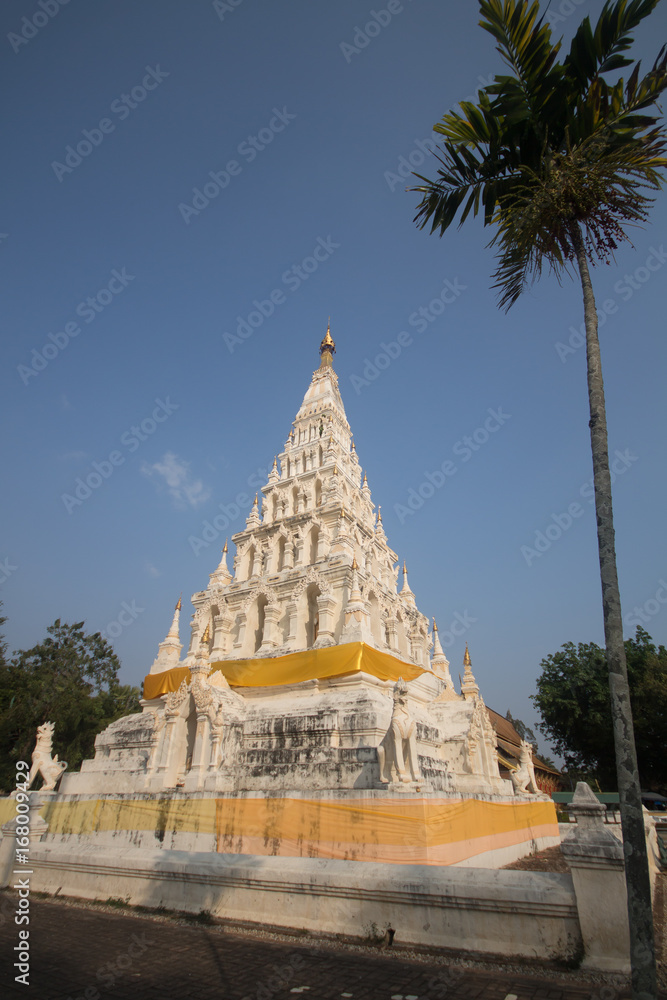 Fototapeta premium White Triangle Pagoda at Wat Chedi Liam in Historic city