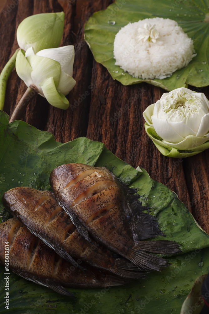 Φωτογραφία thai food rice and dried salted damsel fish fried with flower lotus jasmine deco