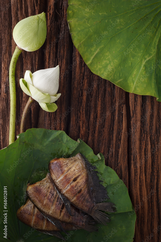 Φωτογραφία thai food dried salted damsel fish fried with flower lotus jasmine decoration on