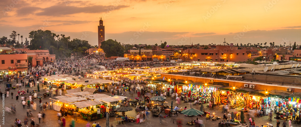 Fototapeta premium Jamaa el Fna rynek, Marrakesz, Maroko, Afryka Północna. Jemaa el-Fnaa, Djema el-Fna lub Djemaa el-Fnaa to słynny plac i rynek w medynie w Marrakeszu.