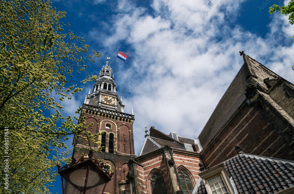 Φωτογραφία Tower of the old church with dutch flag in the center of Amsterdam Netherlands