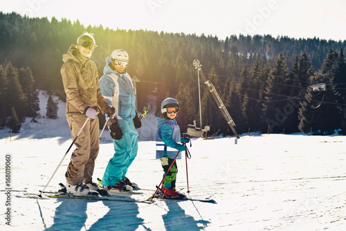 Skiing family