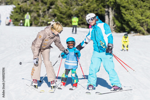Obraz na płótnie Family skiing