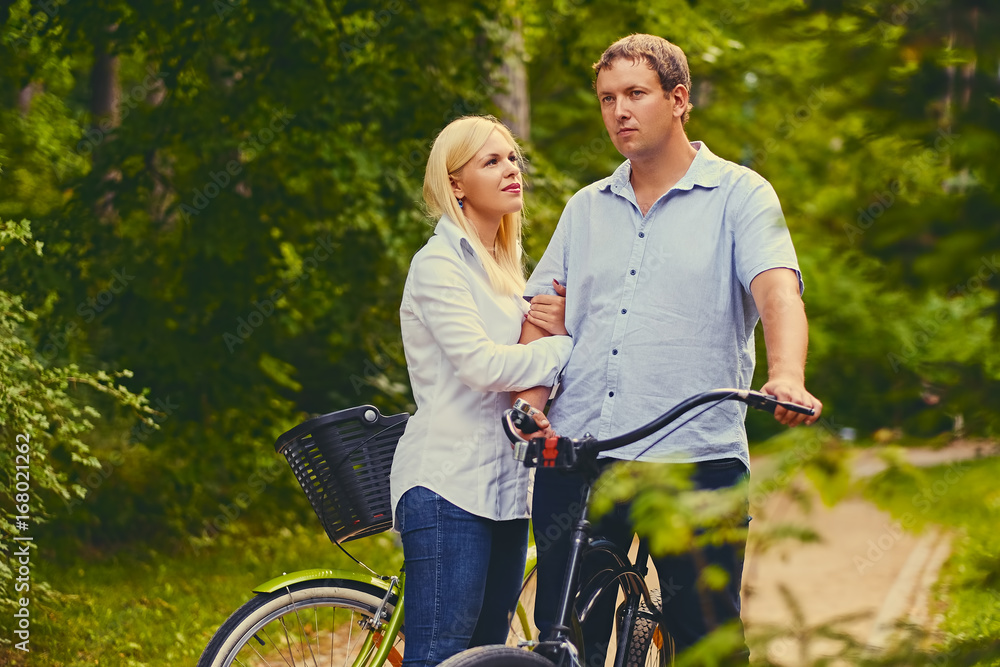 Obraz premium A man and a woman on a bicycle ride.