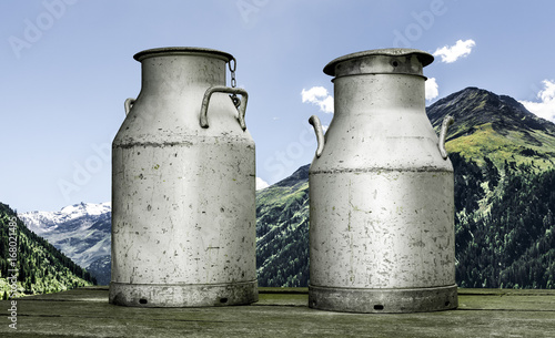 Milchkannen im Gebirge