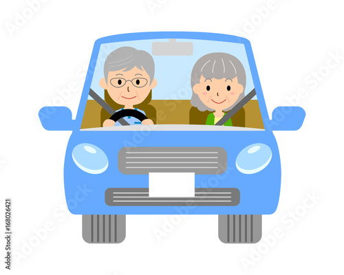 自動車を運転するシニア夫婦