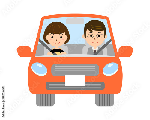 自動車を運転する夫婦 © ICIM